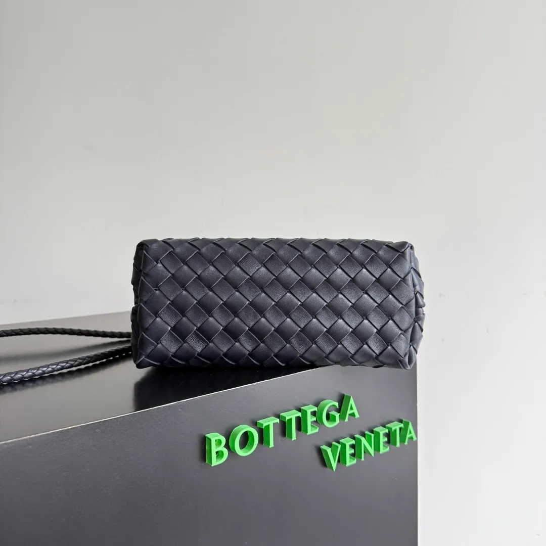 The 2023 new Andiamo batch of 1860 BV has been shipped‼ ️Really popular🔥The new Andiamo woven handbag launched by Bottega Veneta this season is really popular all over the world! ! Celebrities at home and abroad have worn it, and Oscar-winning actress Michelle Yeoh has taken it out on the street. Song Jia, Trai Yara, Yu Feihong, Sanji Ayaka, Rosie Hunting-Whiteley, Yoshioka Riho, etc. have all picked up this bag. It is classic and versatile, showing off its temperament, and the bag capacity is also large, which is very convenient for daily commuting! ! A variety of carrying methods, the shoulder straps can be adjusted by yourself, the original lambskin feels soft and delicate, and the unisex style breaks gender boundaries and brings a more practical and longer-lasting use experience. Andiamo, which has both elegant and casual styles, perfectly interprets the true appearance of "fashionable old money style". Style number: 743568 Size: 25*22*10.5cm
